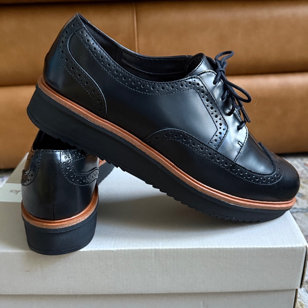 New Clarks Leather Wingtip Oxford Shoe Women’s 9.5 NIB